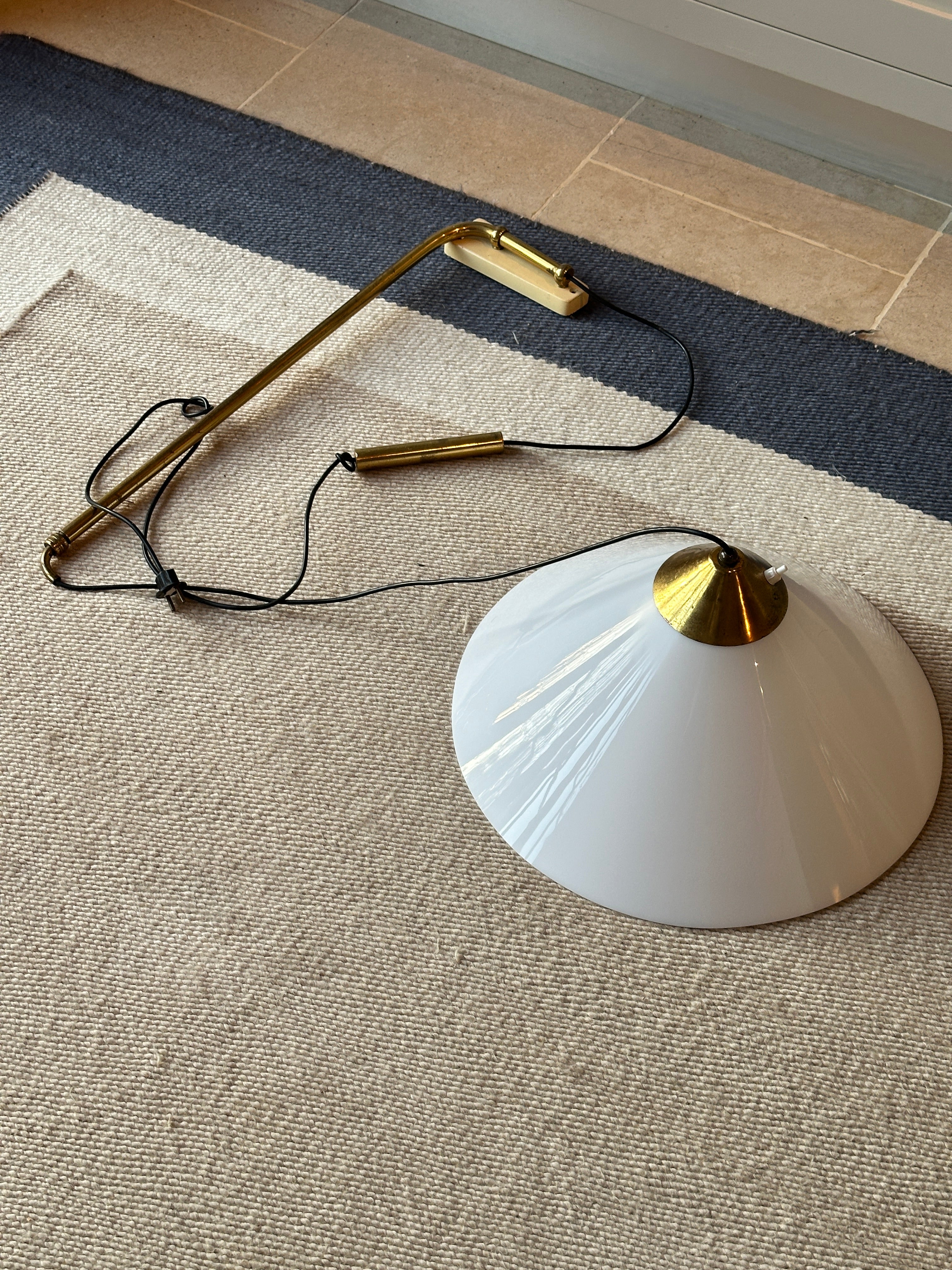 DF Italian 60s White Perspex extending counter weight Brass Wall light