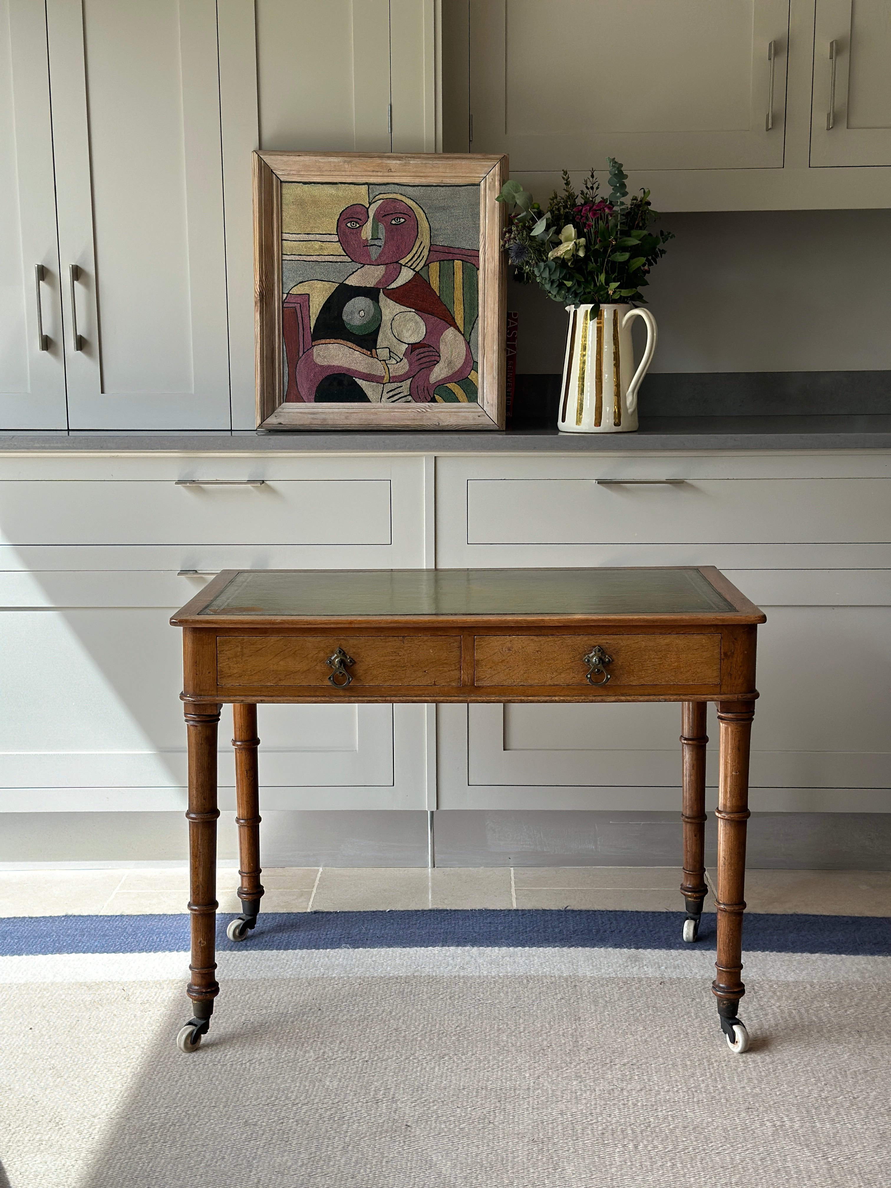 Small Charming Heals Table on castors