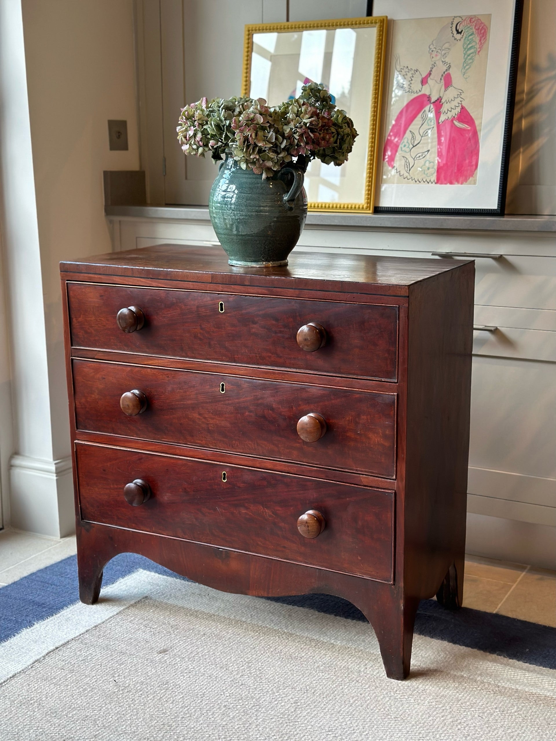 Small Georgian Chest of Drawers with super apron I