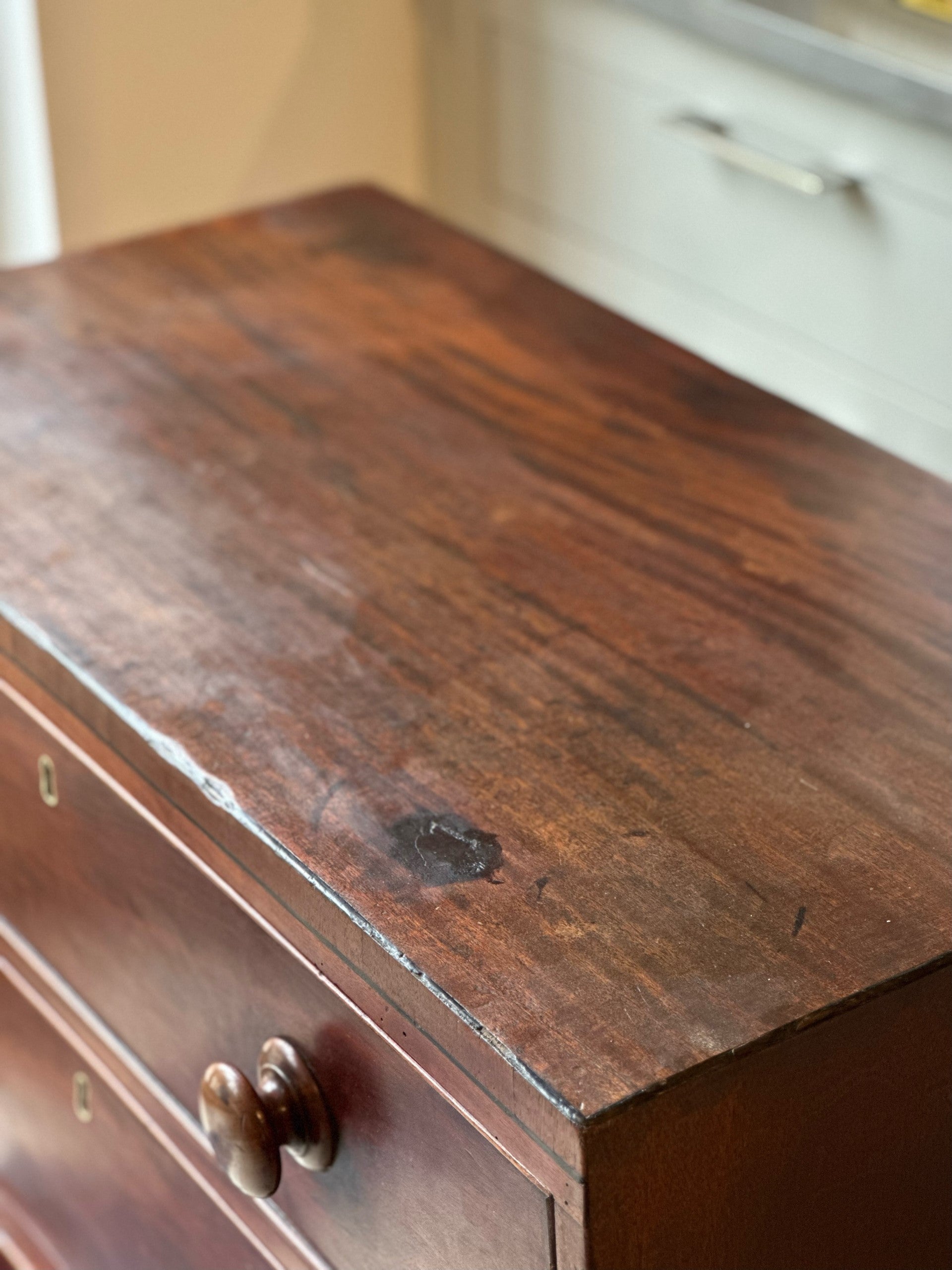 Small Georgian Chest of Drawers with super apron I