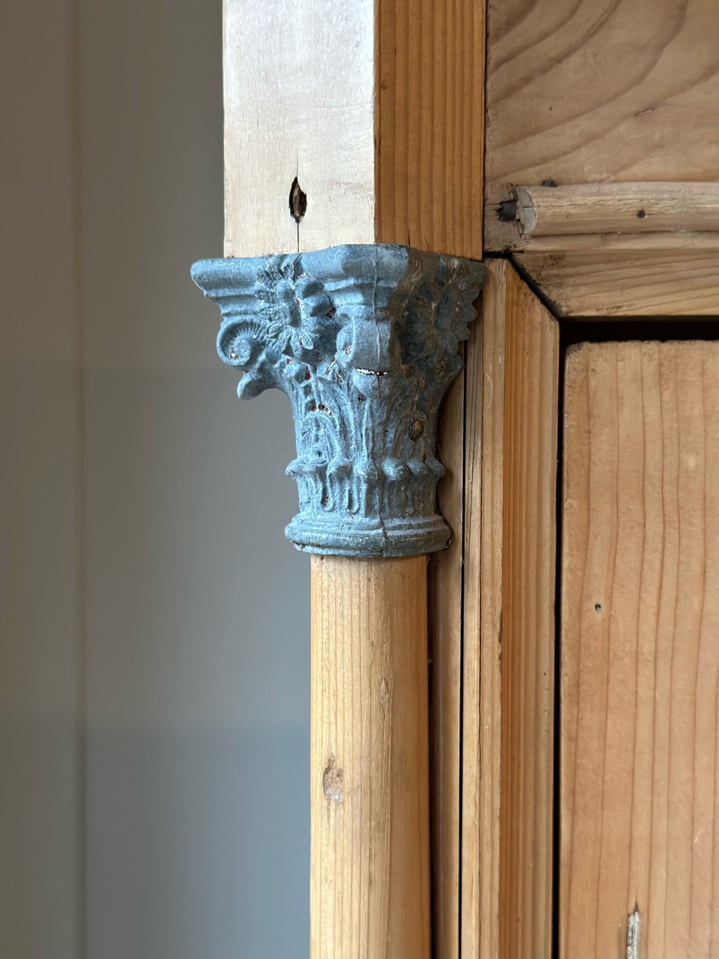 Pale Pine Continental Linen Cupboard with Large Round Window