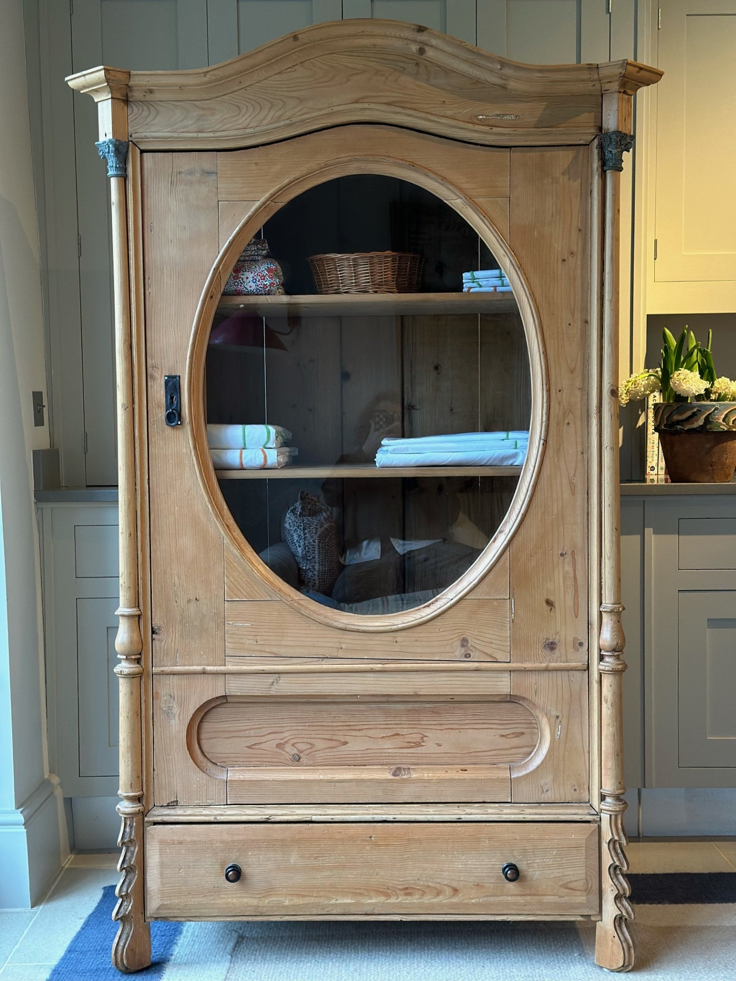 Pale Pine Continental Linen Cupboard with Large Round Window