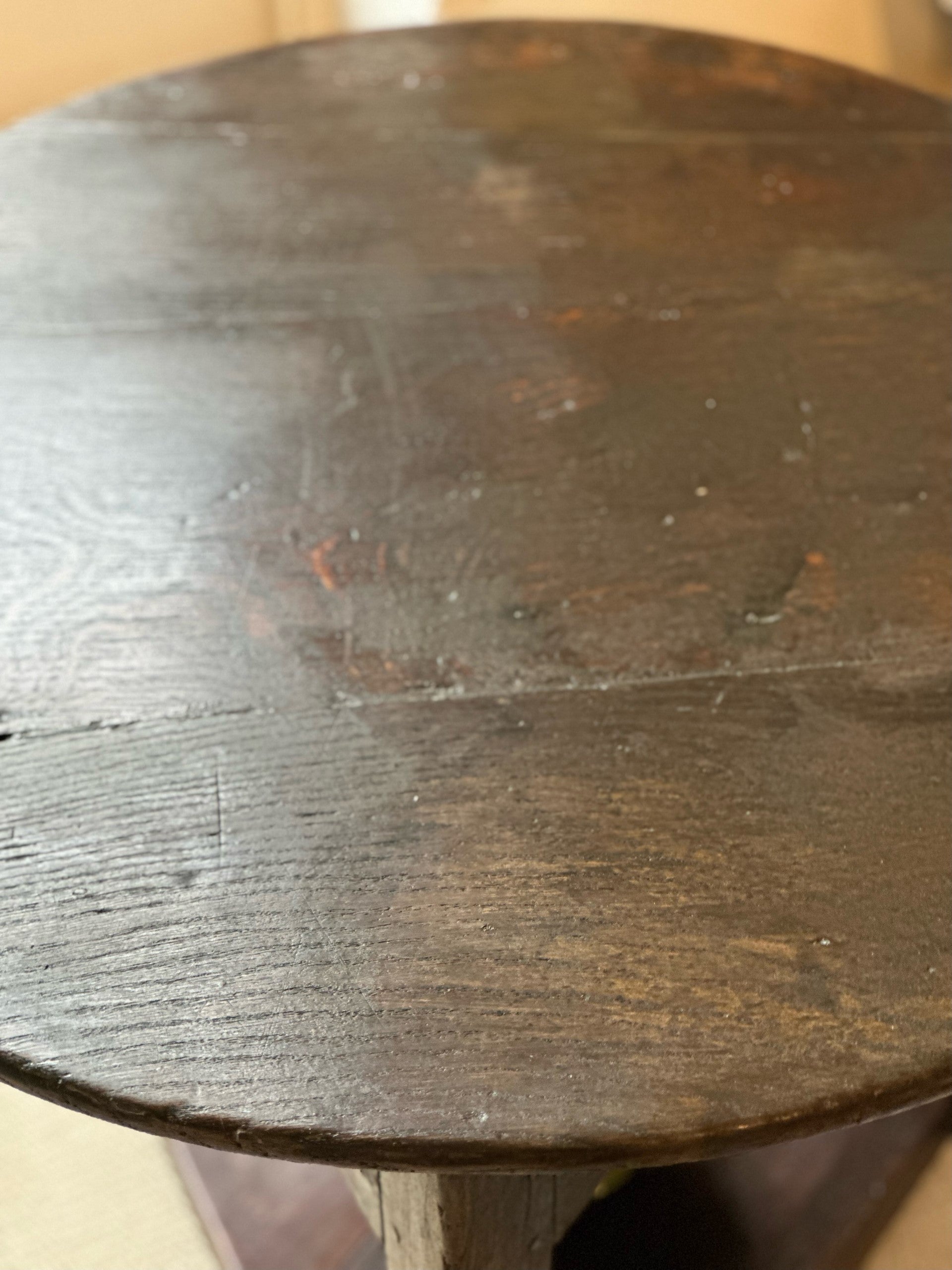 Charming Dark Oak Cricket table lo