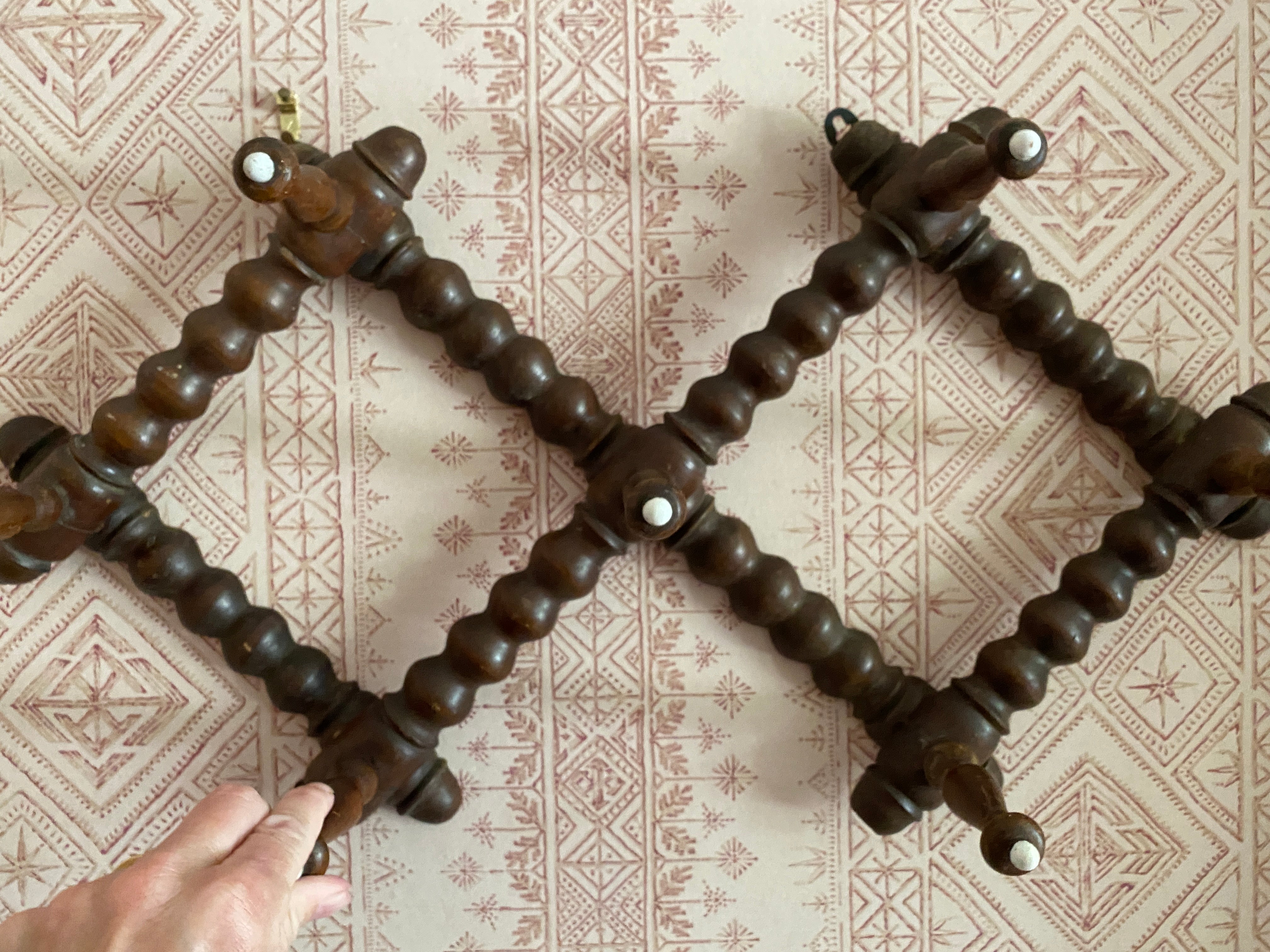 Expanding bobbin coat rack