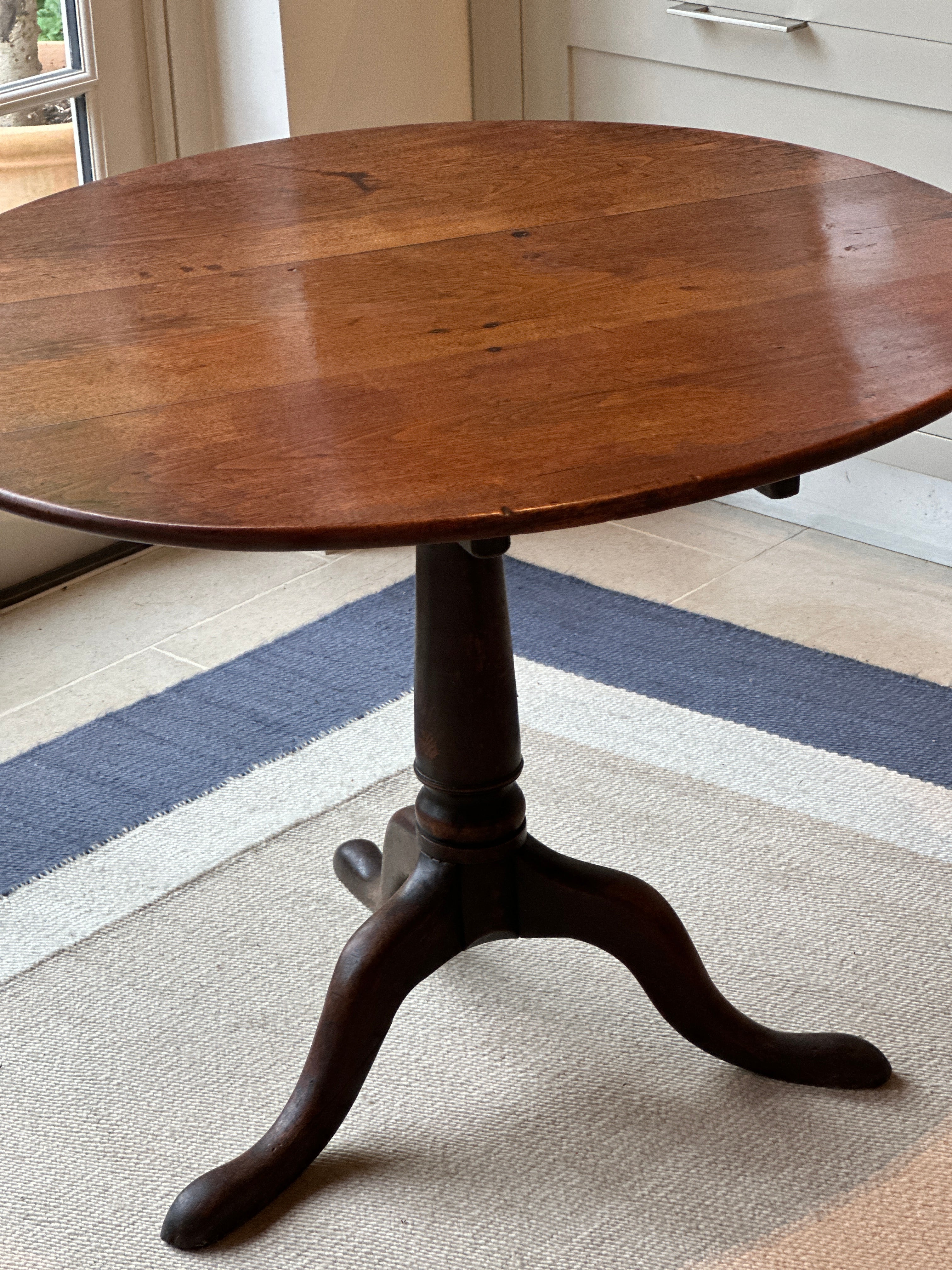 Beautiful Oak Tilt Top Table