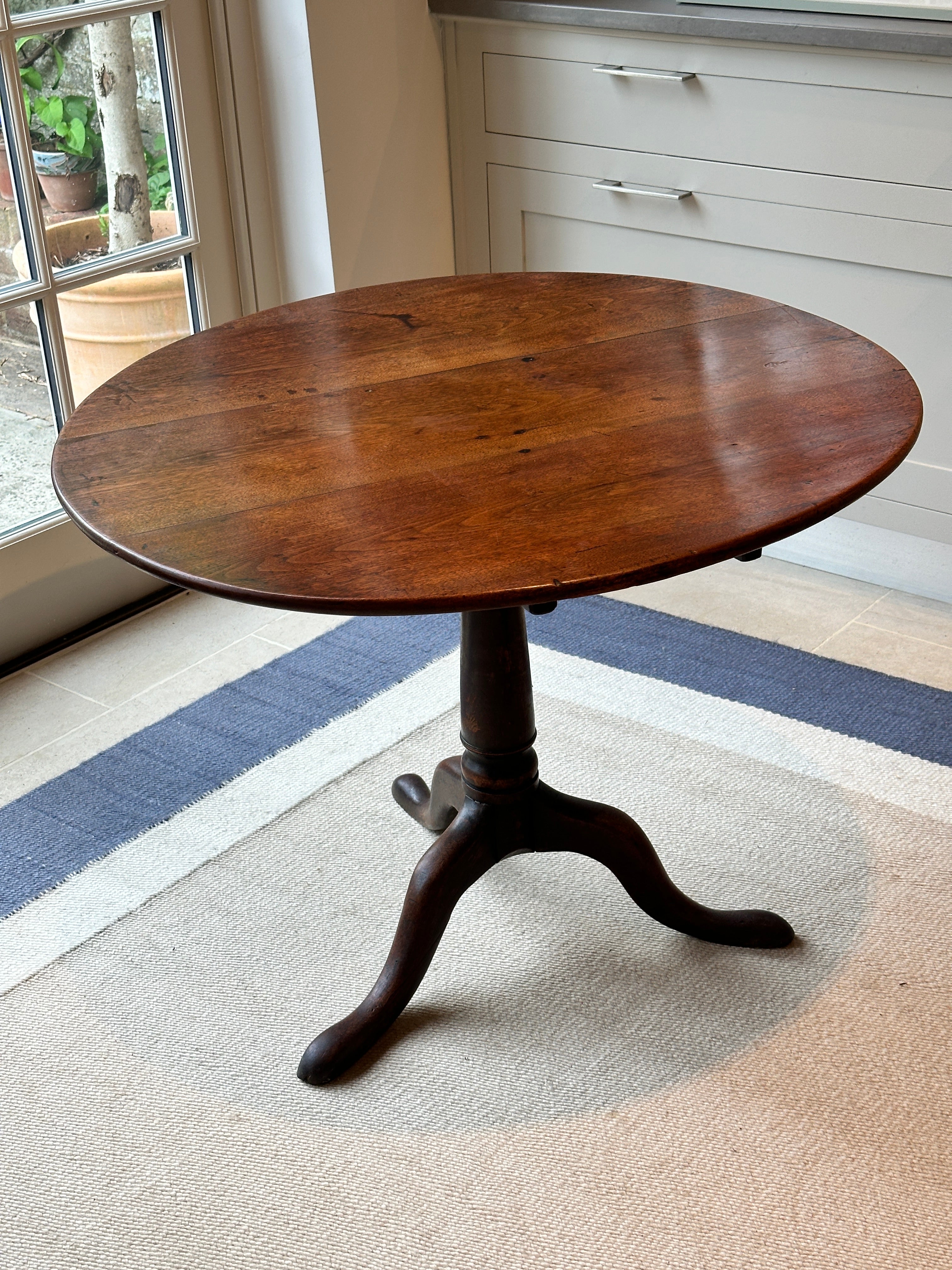 Beautiful Oak Tilt Top Table