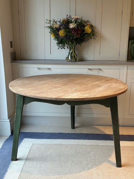 A Large Bleached Oak Dining Table - with cricket table legs