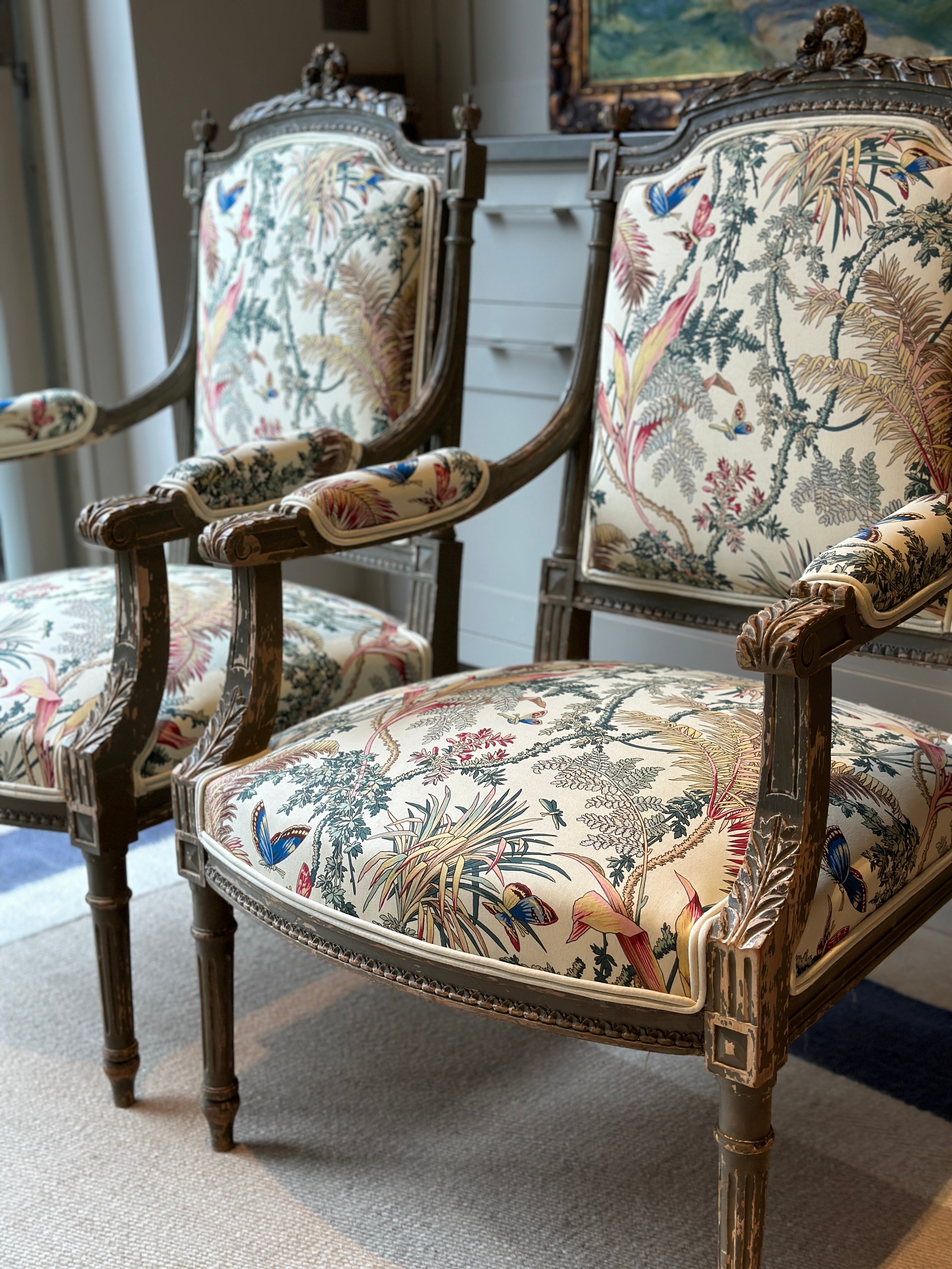 Elegant Pair of French Fauteuil Chairs in PF Braquenie - Papillions Exotiques