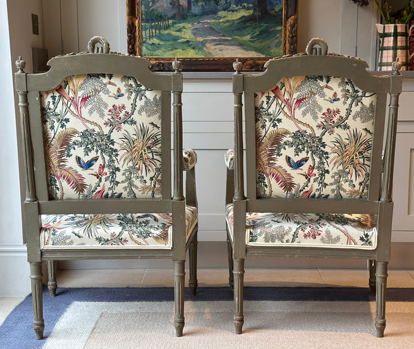 Elegant Pair of French Fauteuil Chairs in PF Braquenie - Papillions Exotiques