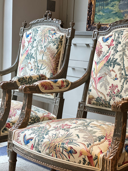 Elegant Pair of French Fauteuil Chairs in PF Braquenie - Papillions Exotiques