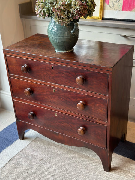 Small Georgian Chest of Drawers with super apron I