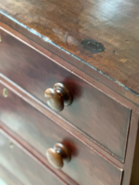 Small Georgian Chest of Drawers with super apron I