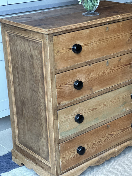 Vintage Pine Chest of Drawers with lovely base