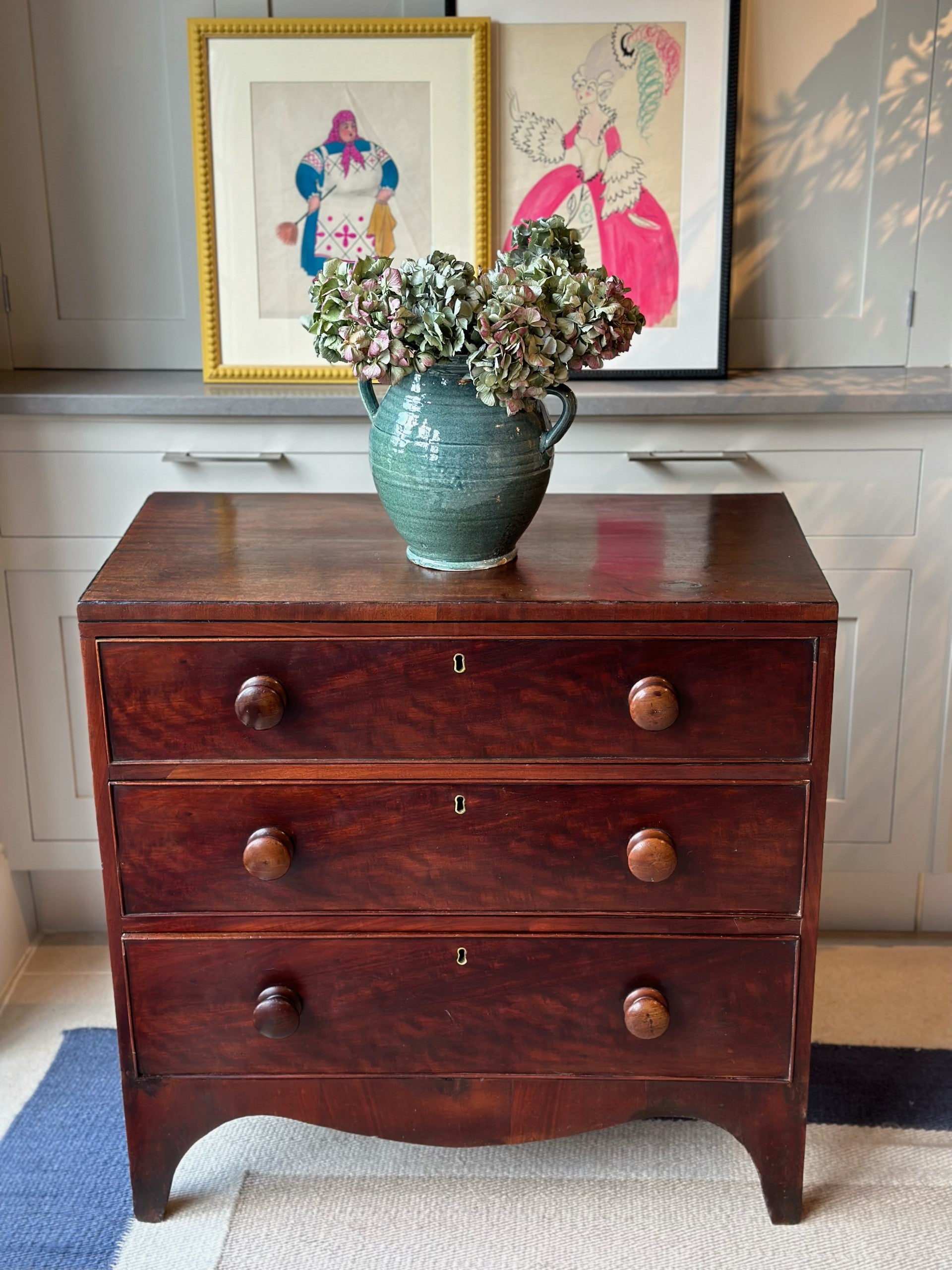 Small Georgian Chest of Drawers with super apron I