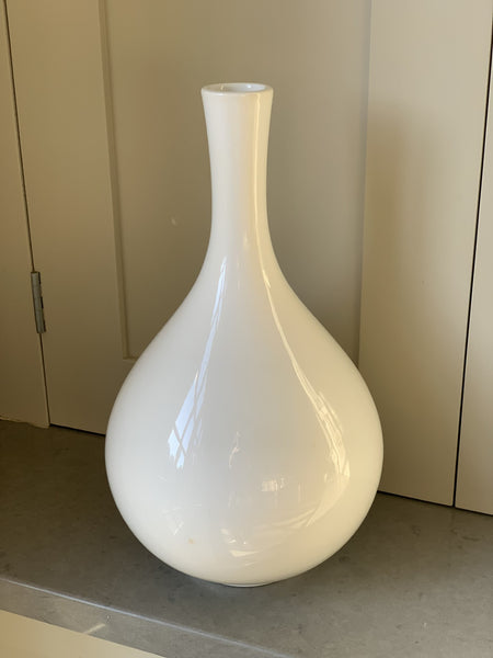 Early 20th Century Chinese White Opaque Bottle Neck Vase