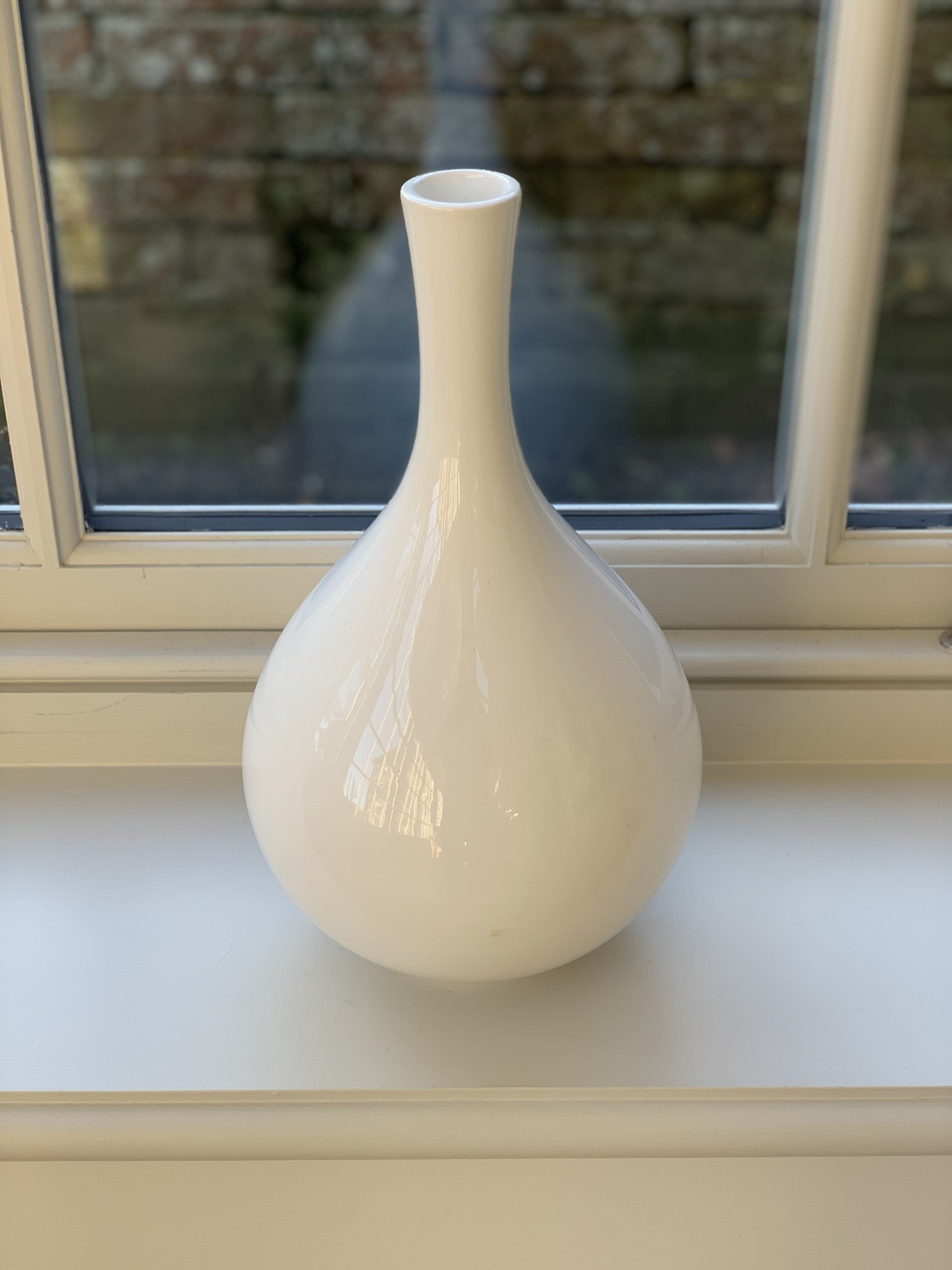 Early 20th Century Chinese White Opaque Bottle Neck Vase