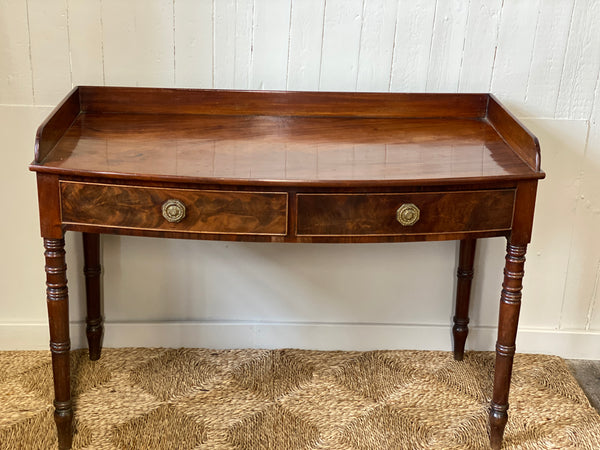 Lovely late Regency bow fronted dressing table