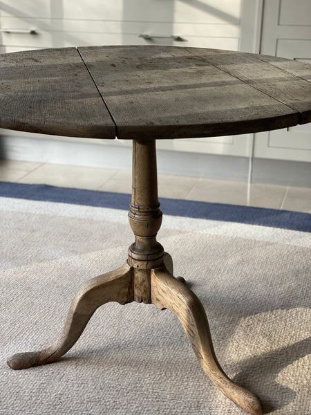 Naturally bleached oak tilt table