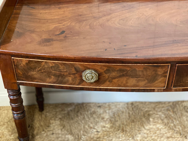 Lovely late Regency bow fronted dressing table