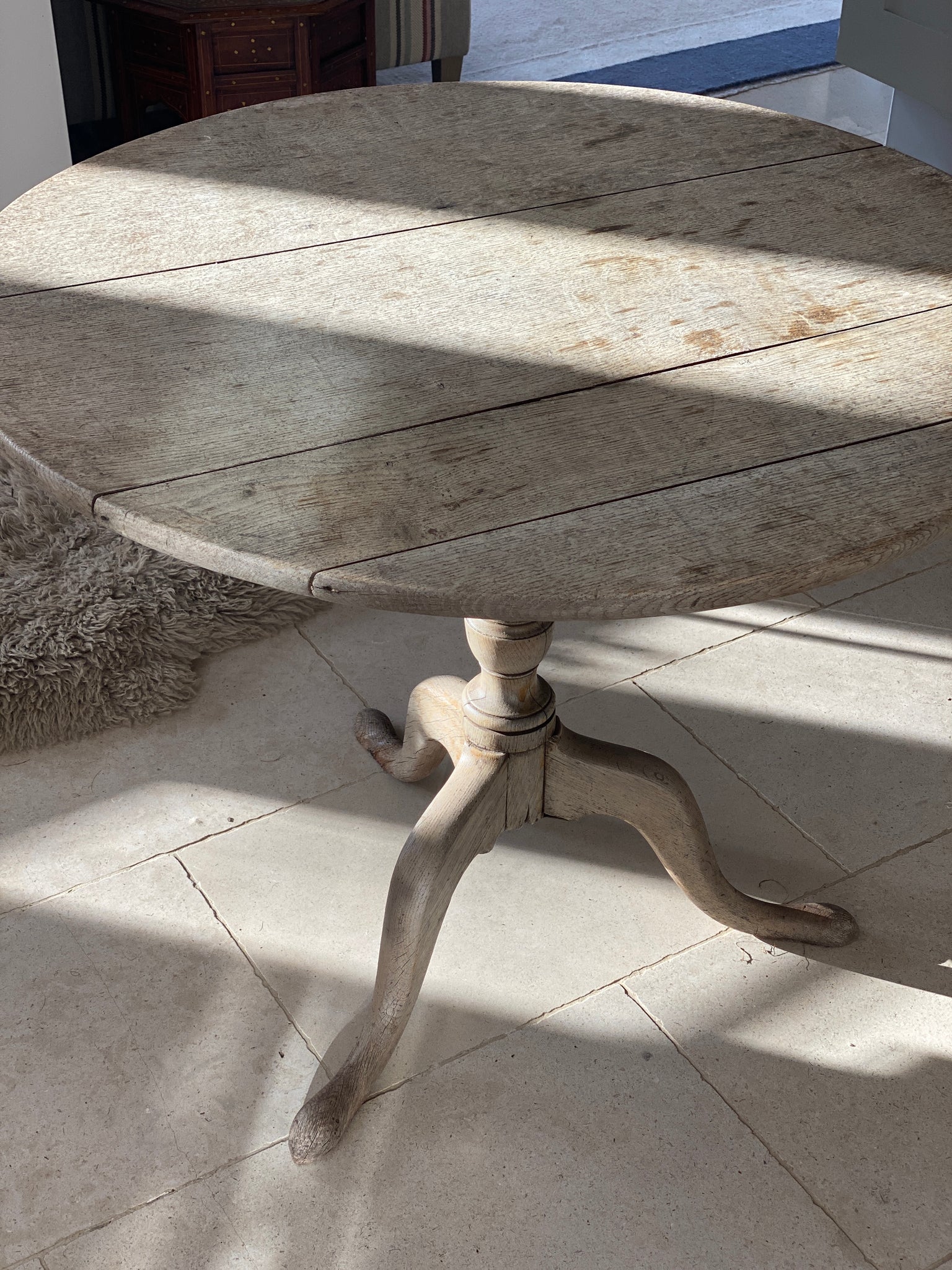 Naturally bleached oak tilt table