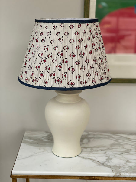 Pretty white vintage table lamp
