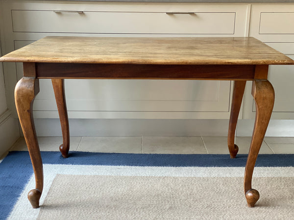 Attractive honeyed oak table with attractive cabriole legs