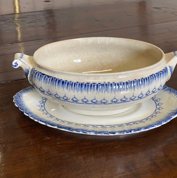 Pretty Wedgwood Mared serving dish & under plate