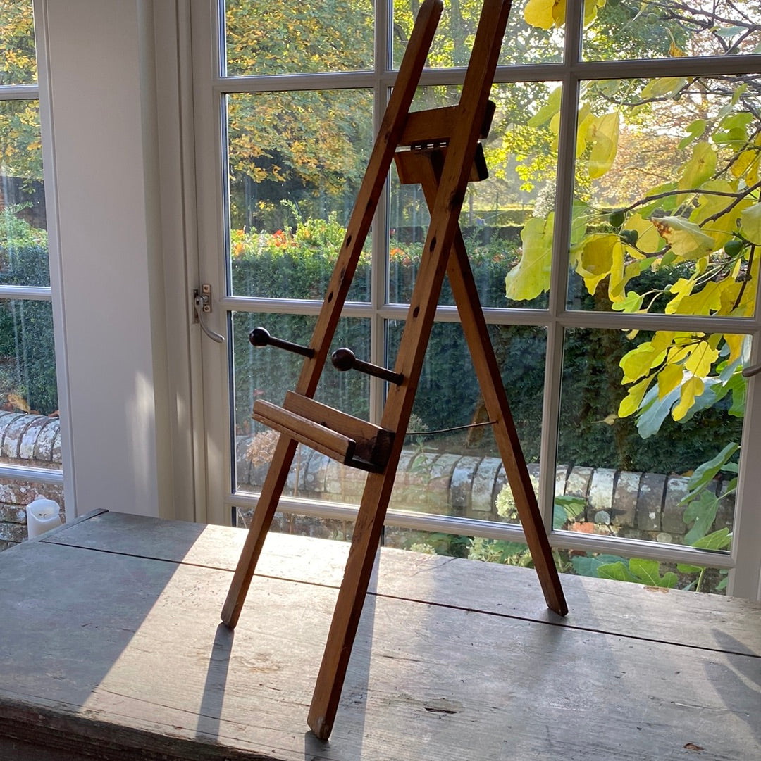 Sweet Little Vintage Easel