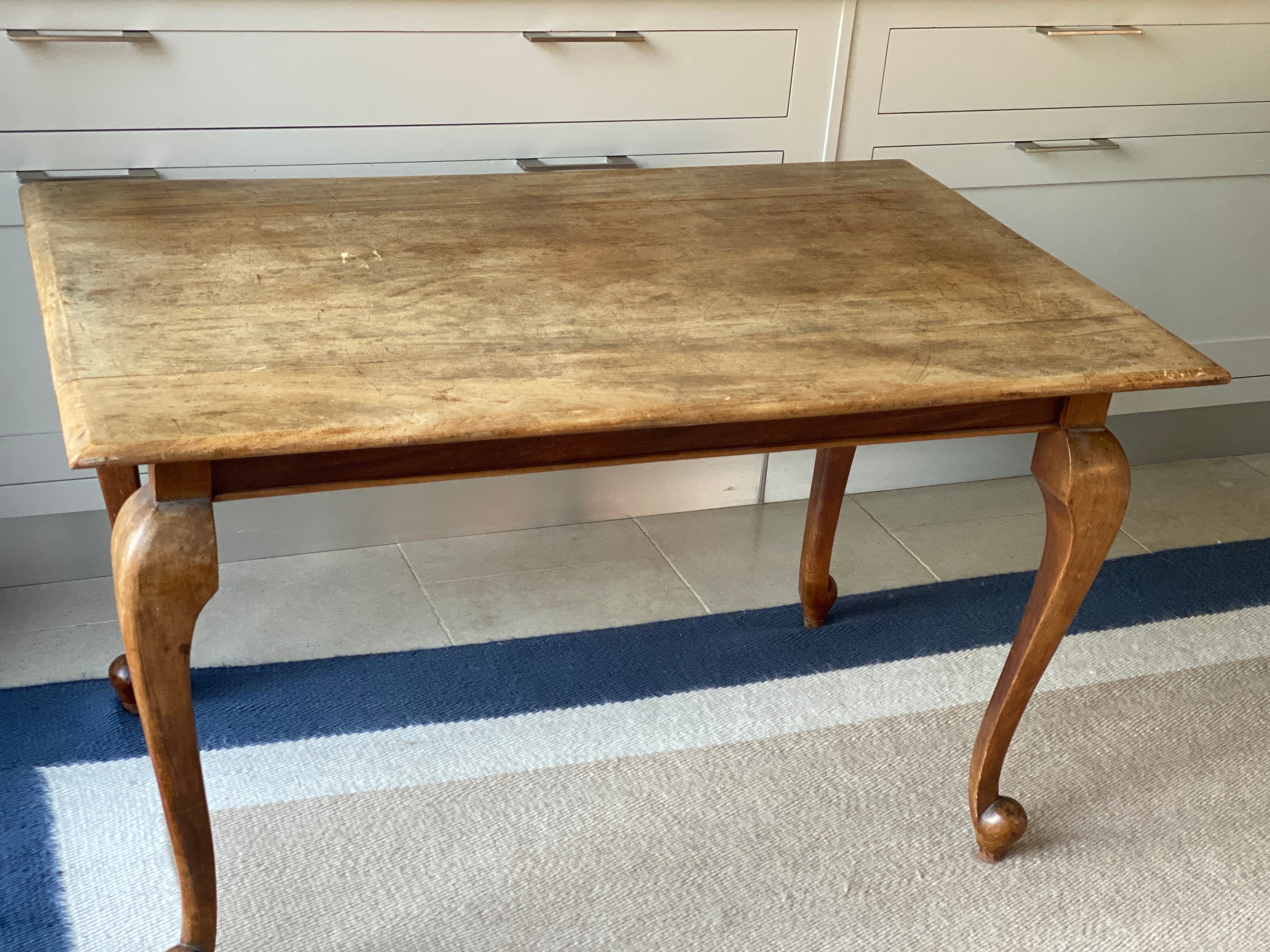 Attractive honeyed oak table with attractive cabriole legs