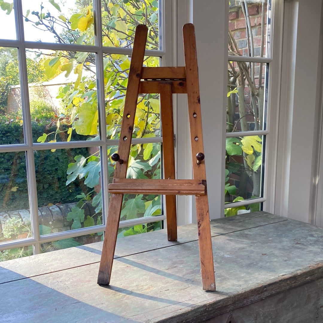 Sweet Little Vintage Easel