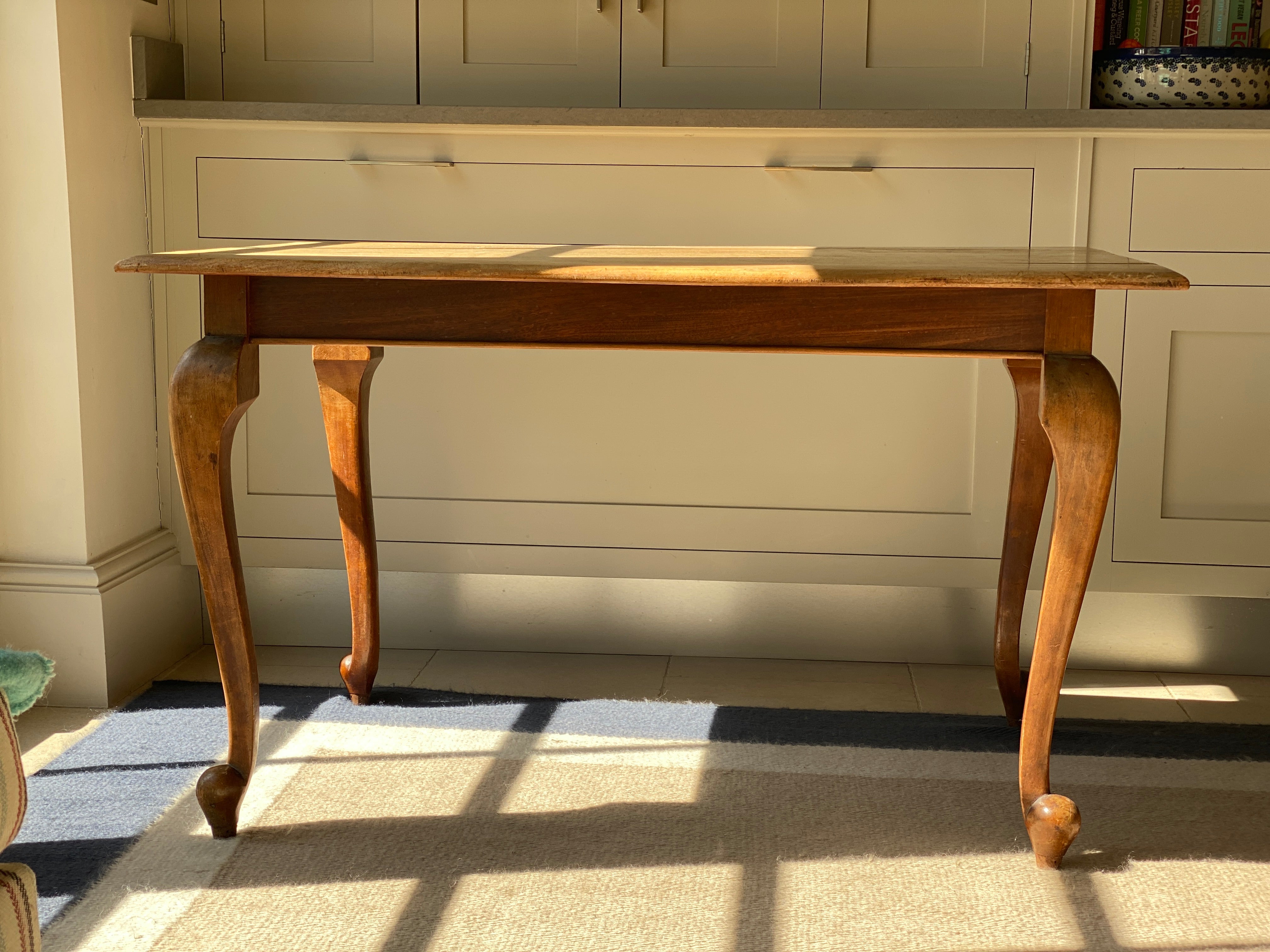 Attractive honeyed oak table with attractive cabriole legs