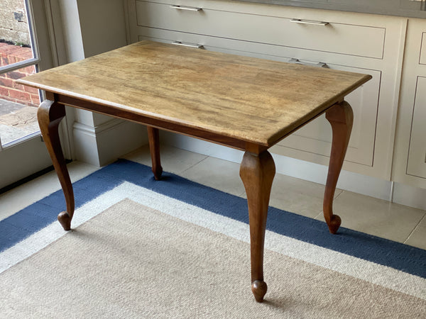 Attractive honeyed oak table with attractive cabriole legs