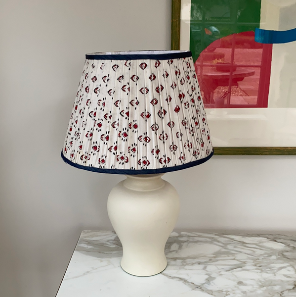 Pretty white vintage table lamp