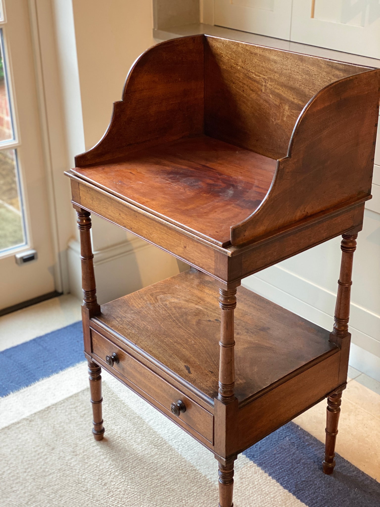 Lovely small Georgian washstand with drawer